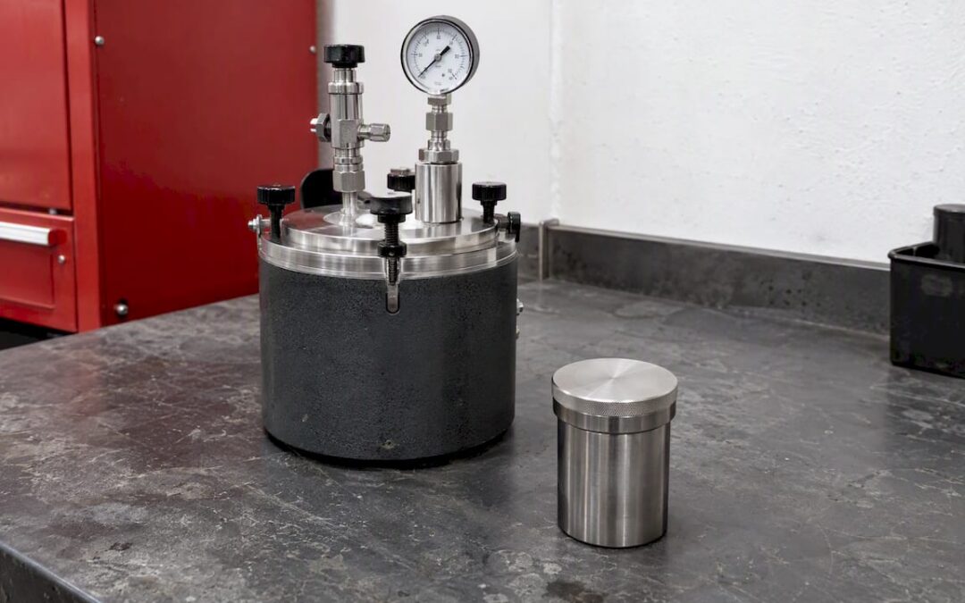Bomb calorimeter and diesel sample vessel